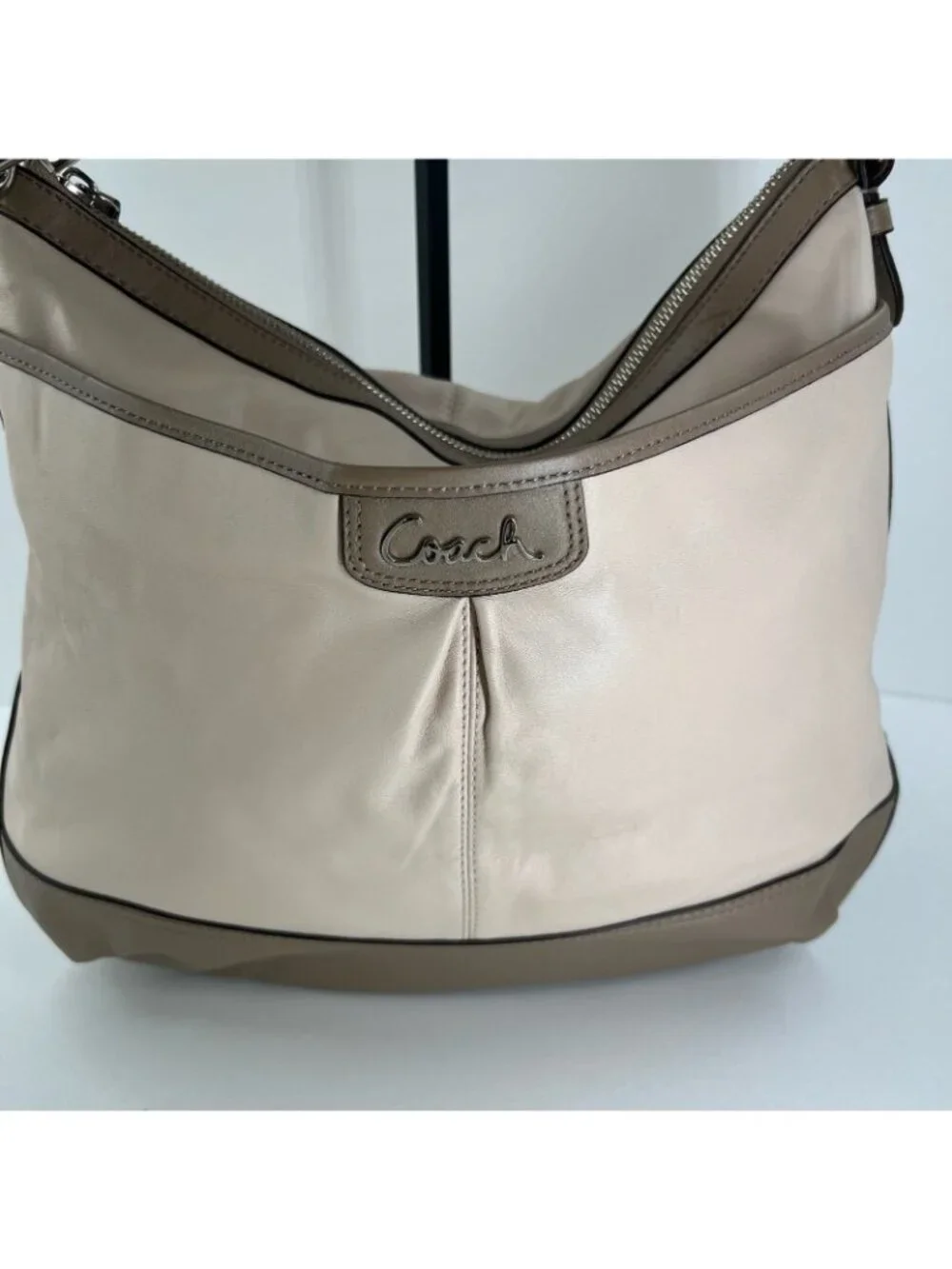 Coach Park Leather Duffle Hobo Shoulder Bag Large Pleated Zip Two Tone Cream Tan